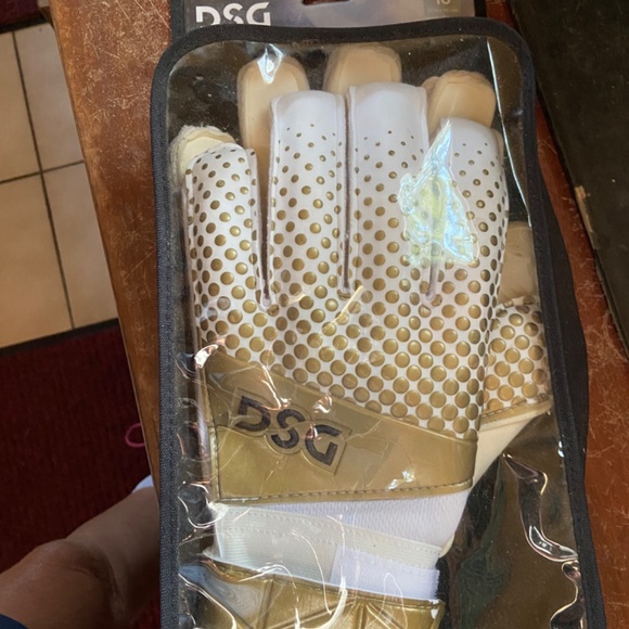 DSG York Goalie Gloves size 10 - Picture 7 of 9